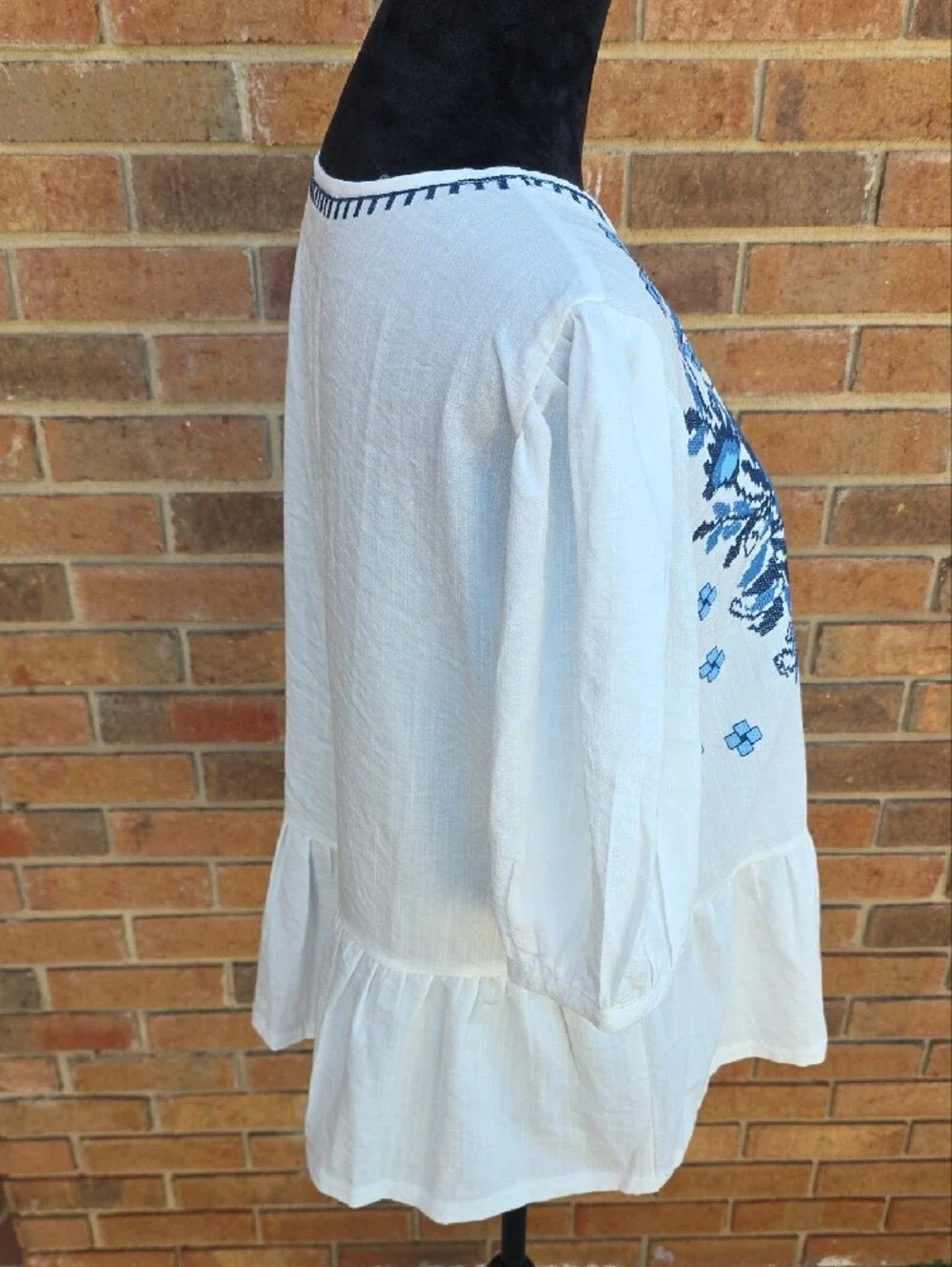 Solitaire By Anthropologie White Blouse with Blue Floral Embroidery Size XL